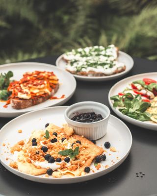 🌞 NOVÉ SNÍDANĚ JSOU TADY! 🍳 Italská omeleta – nadýchaná omeleta s farmářským čerstvým sýrem, caprese salátek, domácí...