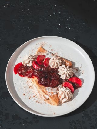 Švestková palačinka je zpět! Palačinka se švestkovým rozvarem, tvarohovým krémem a skořicí 😍 Ze slaného máme balkánský...